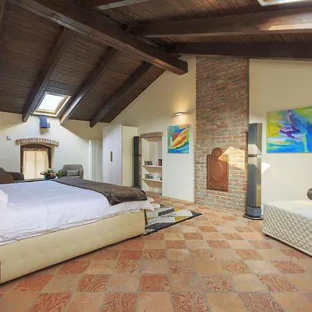 Villa Teresa - Enticing With Pool And Views! Gabiano