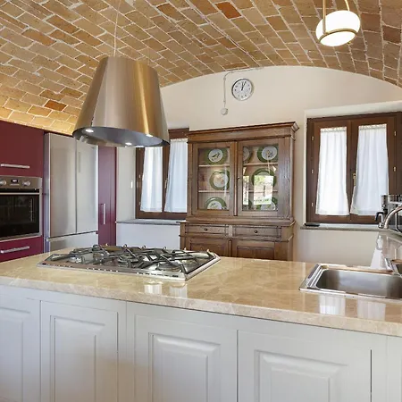 Teresa - Enticing With Pool And Views! Gabiano