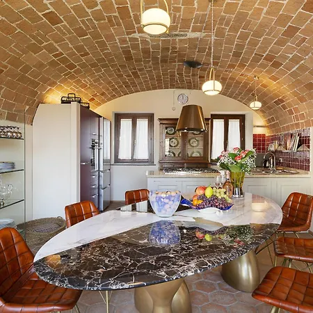Teresa - Enticing With Pool And Views! Gabiano