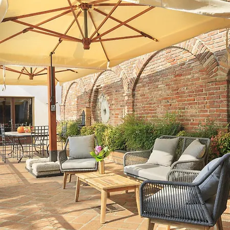Villa Teresa - Enticing With Pool And Views!